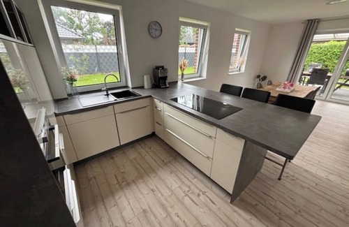 Westoverledingen House | Anna U - Peaceful Family Retreat | Cozy 1BR Stay for 4 Guests