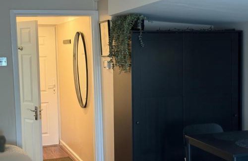 Liverpool Apartment | Annex Studio - Sleeps 2 High-Speed Wifi & Parking