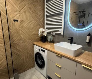 Czestochowa Apartment | Apartament Neonowy by Apartamenty 77