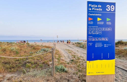 Gava Apartment | Apartamento de playa en Gava Mar con piscina