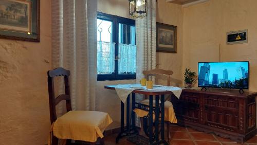 El Guincho Apartment | Apartamentos Monasterio de San Antonio - Rustikales Apartment mit kleiner Innenhofterrasse