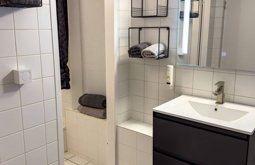 Ossendorf Apartment | Apartelliment bianco-nero - modern accommodation in Cologne