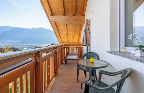 Termeno Sulla Strada del Vino Apartment | Apartment 'Kastelaz' with Mountain View, Shared Garden and Wi-Fi