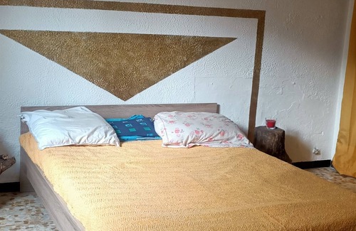 Montesquieu-des-Alberes Apartment | Apartment with garden in a farmhouse