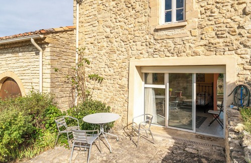 Saint-Pierre-de-Vassols Apartment | Apartment 'Chambre Orange' with Shared Pool, Shared Terrace and Wi-Fi