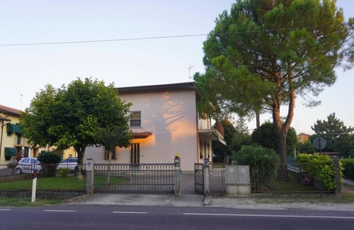 Rivarotta Apartment | Apartment 'Oliva's House' with Private Garden, Wi-Fi and Air Conditioning
