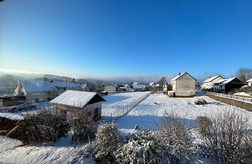 Buscheich Apartment | Apartment 1 - EG - Max. 8 Pers. - 120m² - mit Balkon - Eifelurlaub mit Panoramablick: Geräumige