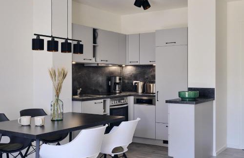 Zirchow Apartment | Apartment A6 "Pine Hill Resort" - mit großem Bad & großem überdachtem Balkon, vom Wohn- und Schlafzimmer aus begehbar