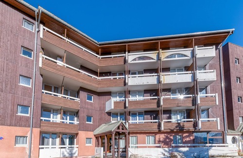 Eclose-Ouest Apartment | Apartment 'Appart 4 Personnes Pied Des Pistes' with Mountain View and Balcony