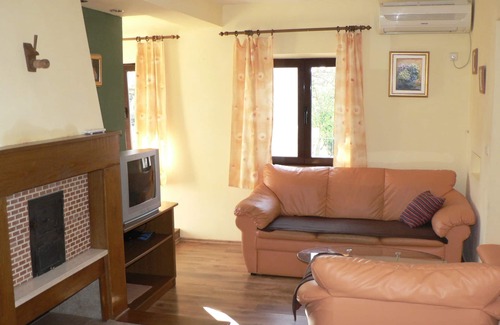 Popovici Apartment | APARTMENT BAULE WITH POOL