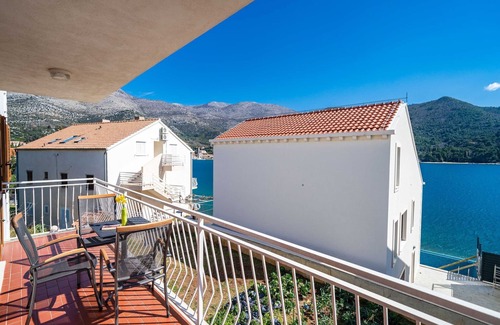 Slano Apartment | Apartment Bobić- Three Bedroom Apartment with Balcony and Sea View