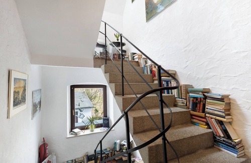 Kirchenlamitz Apartment | Apartment "Buchhaus Vier - Mittelgeschoss" with Shared Terrace & Wi-Fi