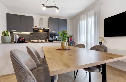 Vesio Apartment | Apartment 'Casa Vacanze Leon' with Lake View, Private Garden and Wi-Fi