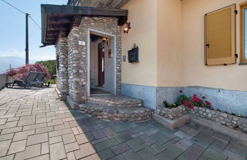 Montemezzo Apartment | Apartment Casa Alan with Lake View, Terrace & Wi-Fi
