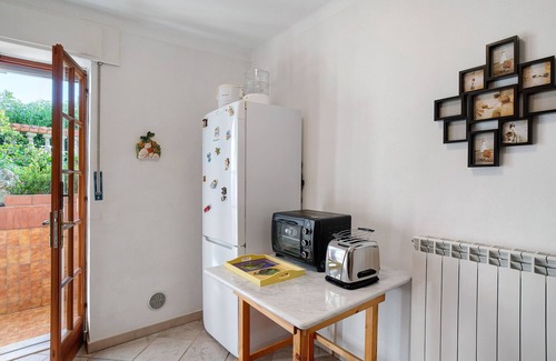 Laigueglia Apartment | Apartment 'Casa Di Lo' with Private Terrace and Wi-Fi