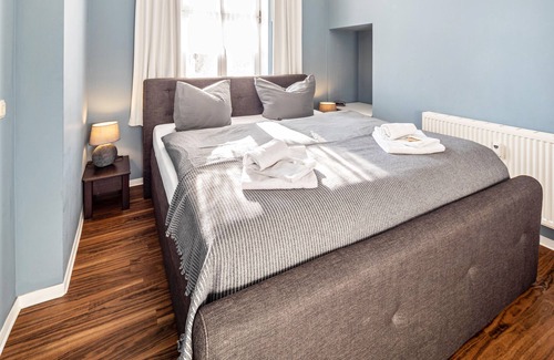Mühlhausen Apartment | Apartment "City-Apartments Fewo London" with Pool, Terrace & Wi-Fi
