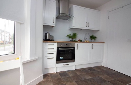 Eastleigh Apartment | Apartment close to Airport & transport links (3FF)