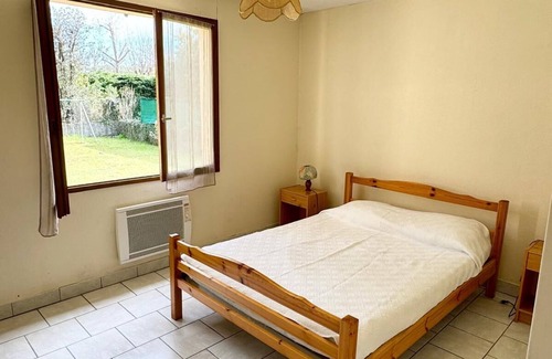Le Moulleau Apartment | APARTMENT DIRECTLY ONTO SUNNY PRIVATE GARDEN. 15 MN WALK FROM THE BEACH