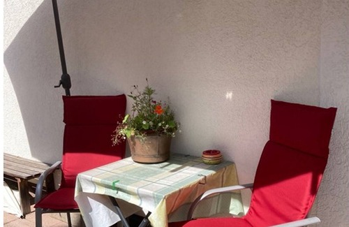 Glems Apartment | Apartment 'Erdgeschoss' with Mountain View, Shared Terrace and Wi-Fi