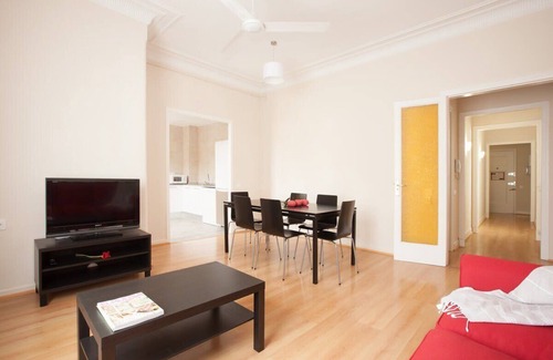 El Putget i Farro Apartment | Apartment for 7 people