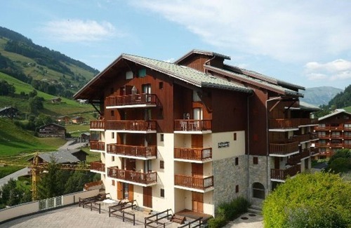 Areches Apartment | Apartment for 5 with pool, balcony, close to ski and village