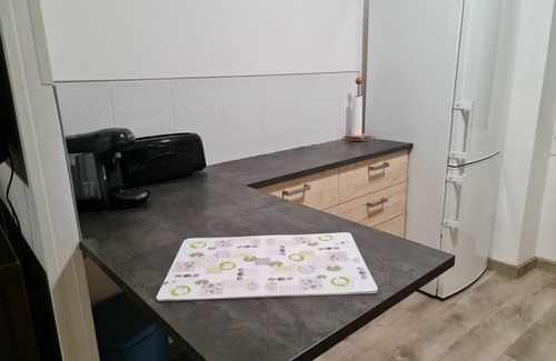 Carnoules Apartment | Apartment 'Gîte Zen' with Mountain View, Shared Pool and Wi-Fi