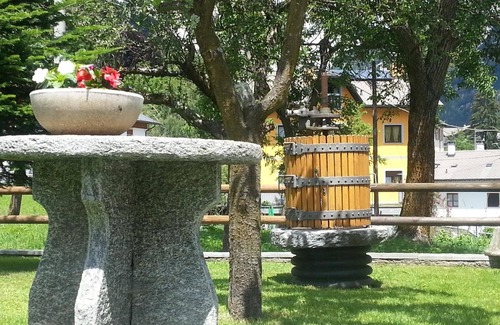 Croveo Apartment | Apartment 'Il Glicine' with Shared Garden