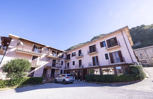 Piraino Apartment | Apartment "In Villa Domenica 10" with Mountain View & Wi-Fi