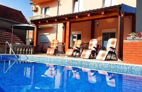 Radanovici Apartment | Apartment in Radanovici with Private Parking