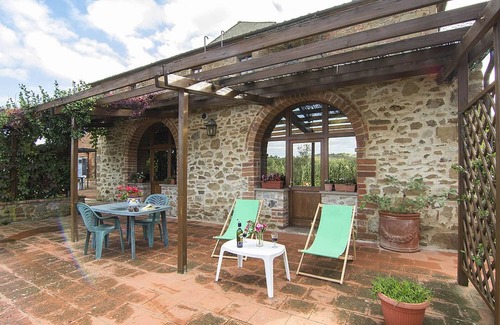 Torrita di Siena Apartment | Apartment in Torrita, ground floor, terrace with view, swimming pool, 4 people
