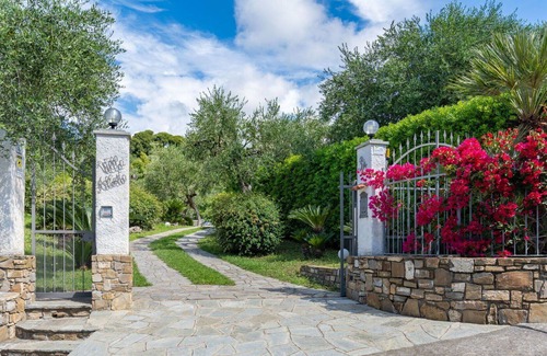 Diano Castello Villa | Apartment in villa with WIFI, private pool, A/C, TV, terrace, pets allowed, panoramic view, parking