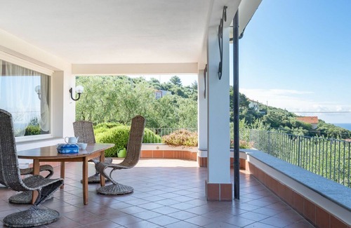 Diano Castello Villa | Apartment in villa with WIFI, private pool, A/C, TV, terrace, pets allowed, panoramic view, parking