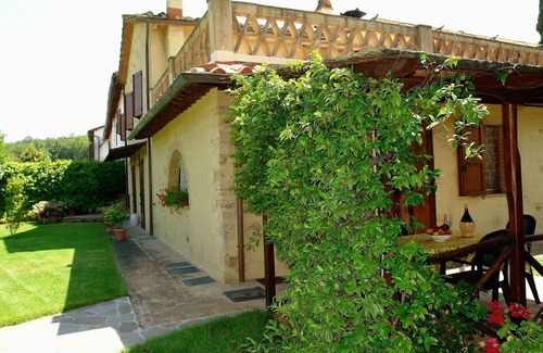 Poggiarello Villa | Apartment in villa with pool, WIFI, TV, terrace, pets allowed, parking, close to San Gimignano