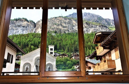 Isolaccia Apartment | Apartment 'A Due Passi Valdidentro' near Ski Lifts with Mountain View & Wi-Fi