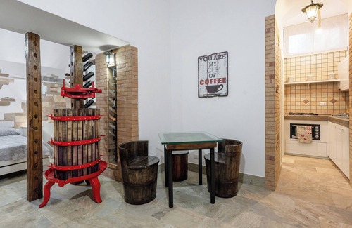 Piazza-Tralia-Pendolo Apartment | Apartment 'La Cantina Di Alba E Tramonto' with Wi-Fi and Air Conditioning