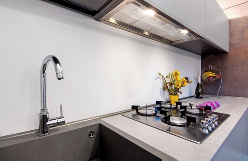 Porlezza Apartment | Apartment 'La Sartoria' with Wi-Fi and Air Conditioning