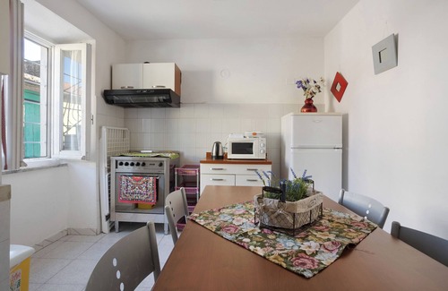 Beverino Apartment | Apartment 'Le Rose' with Mountain View and Wi-Fi