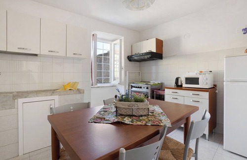 Beverino Apartment | Apartment 'Le Rose' with Mountain View and Wi-Fi