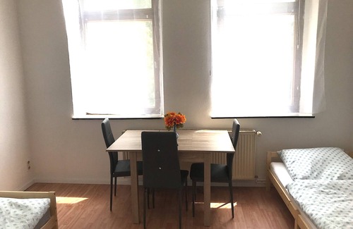 Meerane Apartment | Apartment 'Meeraner Parkresidenz Groß' with Wi-Fi