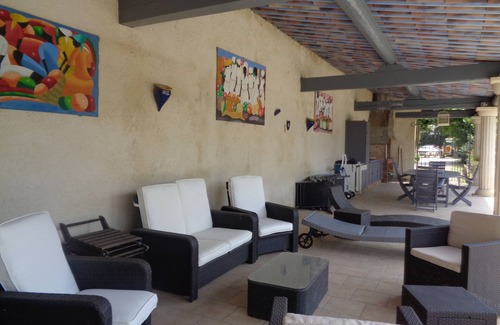 Jonquieres House | Apartment of character in a Provencal mas, on a wine farm. Very large park