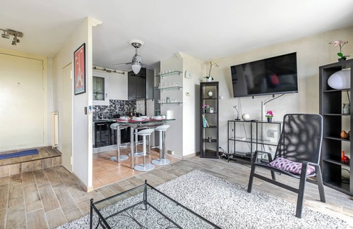 Noisy-le-Grand Apartment | Apartment overlooking the Eiffel Tower between Paris and Disneyland