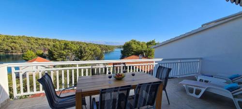 Vrboska Apartment | Apartment Penthouse by the sea