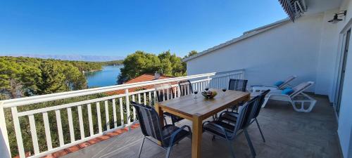Vrboska Apartment | Apartment Penthouse by the sea