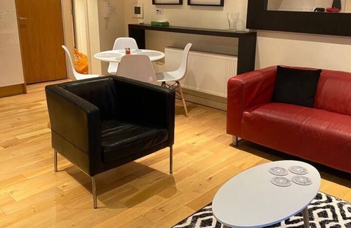 Hull Apartment | Apartment - Sleeps 4 - Balcony - Parking - Pets Ok