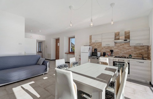 Pratolungo Apartment | Apartment 'Sole' with Lake View, Shared Pool and Wi-Fi