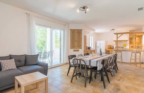 Cucuron Apartment | Apartment 'Sur Les Hauteurs Du Luberon' with Private Pool and Wi-Fi