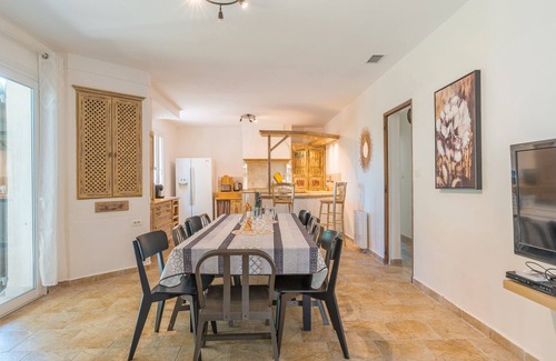 Cucuron Apartment | Apartment 'Sur Les Hauteurs Du Luberon' with Private Pool and Wi-Fi