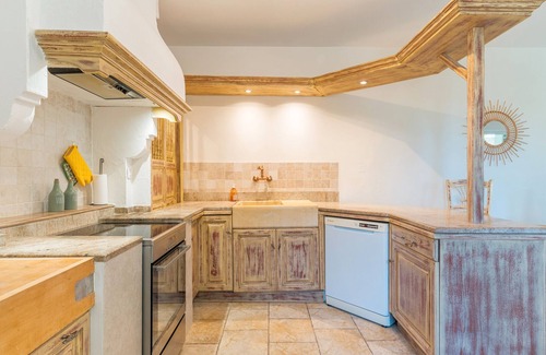 Cucuron Apartment | Apartment 'Sur Les Hauteurs Du Luberon' with Private Pool and Wi-Fi