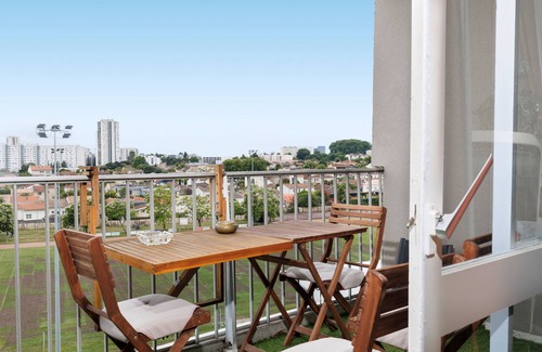 Le Bouscat Apartment | Apartment 'T4 Avec Tennis' with Shared Garden, Wi-Fi and Air Conditioning