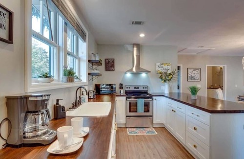 Thunderbolt House | Apartment w/ Pool & Gazebo-Swanky Savannah Style